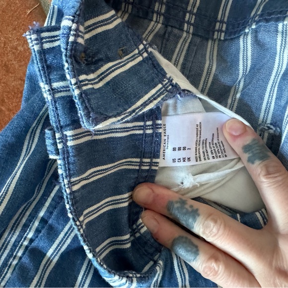 American Eagle side button shorts sz 00 but fits larger - Picture 2 of 3